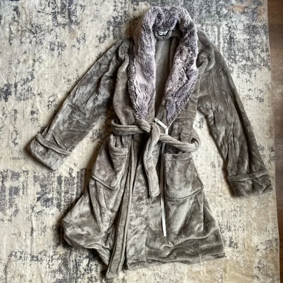 New Robe - Picture 1 of 2